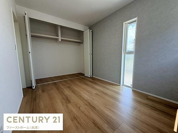 ナチュラルな木目調の床が印象的な子供部屋です。収納力のあるワイドクローゼット付きで整理整頓がしやすい空間です。シンプルな内装で家具の配置も自由自在です。明るい採光が心地よい一室です。