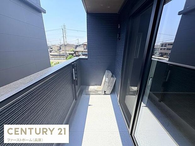 明るさが感じられるバルコニーです。周囲に高い建物が少なく開放感のある空間です。きれいな床面でお手入れもしやすそうです。ガラス手すりからの眺望も広がります。