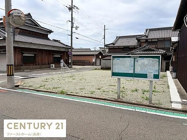 周囲には落ち着いた雰囲気の住宅が建ち並んでいます。広々とした現地土地写真で整地された状態がうかがえます。前面道路も整備されており視認性の良い場所です。