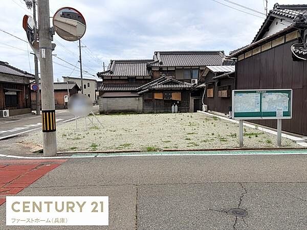 周囲は落ち着いた住宅街となっており現地土地写真からも整った街並みがうかがえます。道路に面しているためアクセスもスムーズです。区画の形も整っており建築プランも考えやすい土地です。
