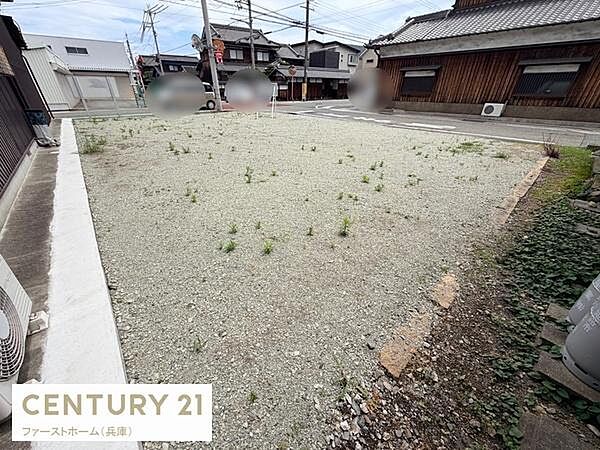 現地土地写真から周囲の道路に面した立地がわかります。整地され清潔感もあり用途に応じた活用が可能です。インフラも整っている様子が確認できます。幅広いニーズに対応できる土地です。