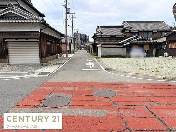 前面道路は見通しが良く周囲の建物も整然と並んでいます。落ち着いた環境が感じられる現地写真です。歩道や車道の状態も確認でき安心感があります。周辺の街並みにも趣があります。