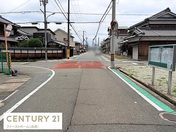 前面道路は幅員が広く車の出し入れがしやすい環境です。周辺には落ち着いた住宅が立ち並び整然とした街並みが感じられます。道路沿いには案内板も設置されており便利です。歩道も整備されており移動も快適です。