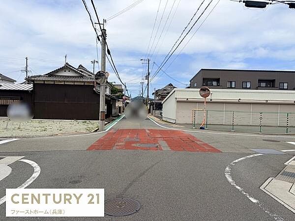 現地からの眺望は見通しの良い道路と周囲の住まいが広がります。周辺には戸建てや建物が立ち並び落ち着いた街並みが魅力です。交通量も確認しやすく安心感があります。