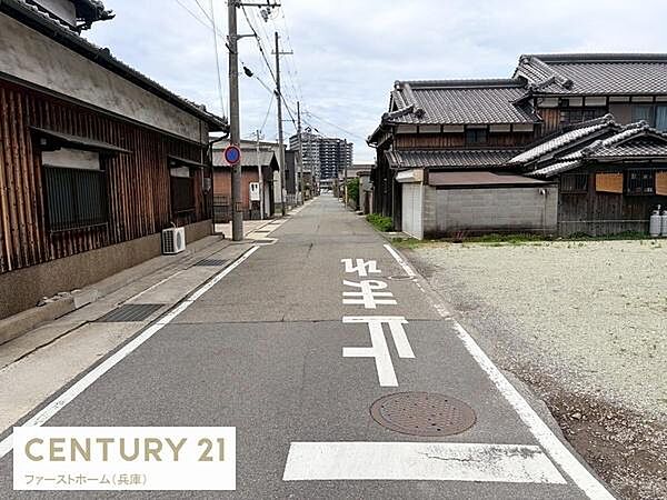 前面道路が広く見通しの良い環境です。周辺には落ち着いた住宅が並び整然とした街並みが印象的です。道路沿いも清潔に保たれており住環境として快適な雰囲気です。敷地へのアクセスもスムーズです。