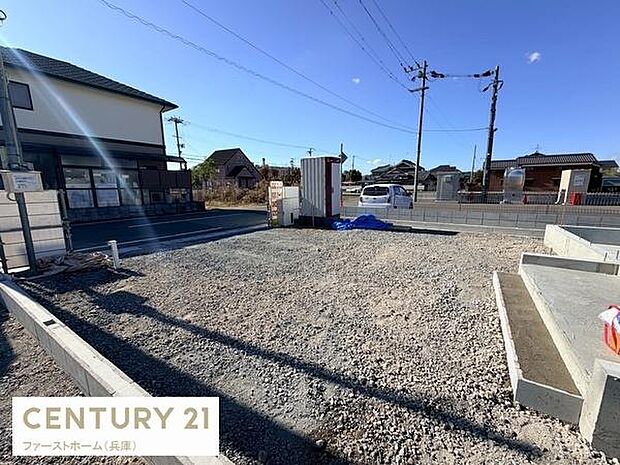 陽当たりが良好で開放感のある敷地です。周囲も落ち着いた雰囲気が漂っています。前面道路も広くお車の出し入れもスムーズです。住まいのプランニングがしやすい区画となっています。