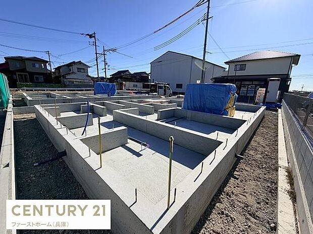 しっかりとした基礎工事が進行中の安心感ある物件です。整った区画で建築が始まっており将来の住まいづくりへの期待が膨らみます。清潔感のある現場で全体のバランスが良好です。敷地が広く開放感も感じられます。