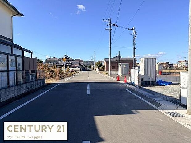 前面道路が広々としており開放感があります。現地は日当たりが良好で周辺の住宅街もゆったりしています。道路がしっかり整備されているためお車の出入りもスムーズです。清潔感のある街並みが印象的です。