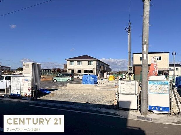 広々とした敷地で建築計画が進めやすい土地です。周辺には新しい住宅が並び整った街並みが魅力です。日当たりを確保しやすい開放的な空間です。前面道路もゆとりがあり車の出し入れにも便利です。