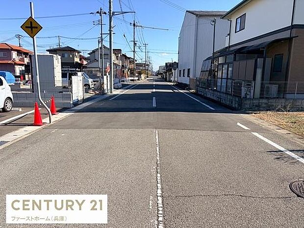 前面道路が広く車の出入りもしやすい環境です。周辺は住宅が整然と並び整った街並みが印象的です。見通しの良い道路で交通の流れも安心感があります。舗装状態もきれいで管理が行き届いています。