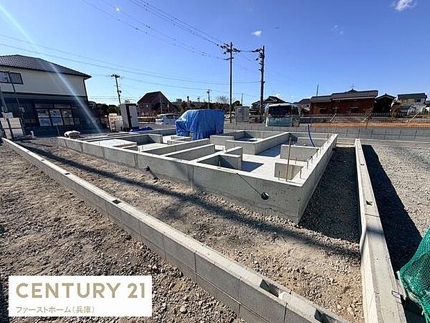 しっかりとした基礎構造が確認できます。広々とした敷地にゆとりを感じます。周囲も明るく開放感のある立地が魅力です。道路からのアクセスも良好に見えます。