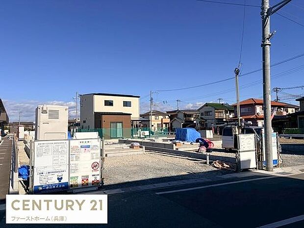 閑静な住宅街に位置する開発中の分譲地です。周囲には新しい住宅も並び明るい雰囲気が広がっています。道路幅にも余裕があり車の出し入れも安心です。インフラ設備の設置も進んでいますのでご検討しやすい環境です。