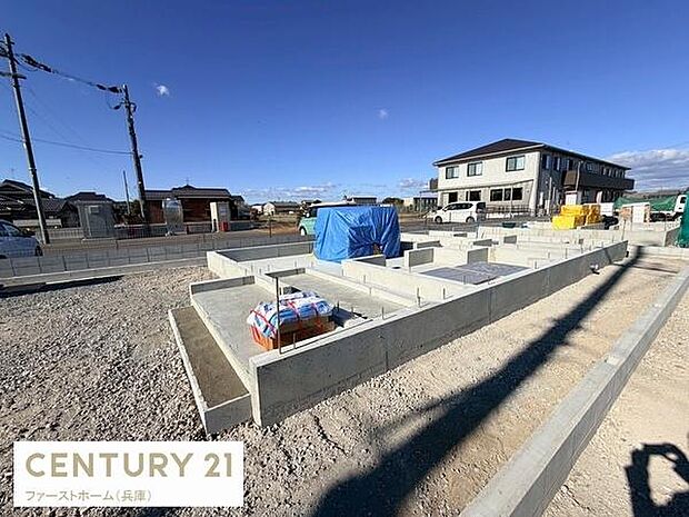 開放感のある現地からの眺望が広がります。日当たりや風通しも期待できる立地です。周辺には住宅が点在し落ち着いた雰囲気が感じられます。青空が映える眺めで生活の拠点として検討しやすい環境です。