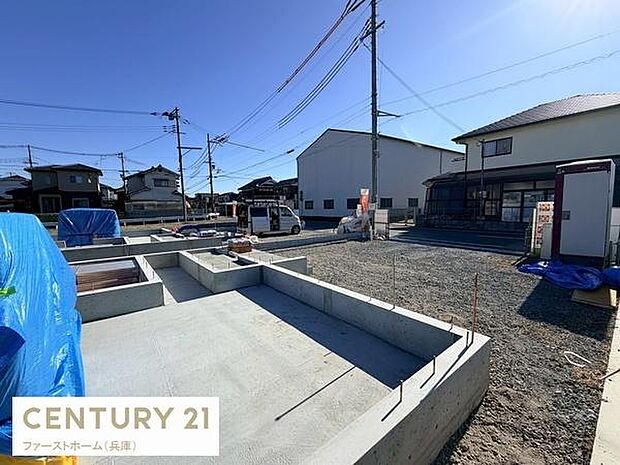 日当たりの良い土地で開放感のあるロケーションが魅力です。周辺には住宅や施設も揃っており生活に便利な環境です。整った基礎工事が進行中でこれから建築が始まる状況です。近隣との距離感も確保されています。