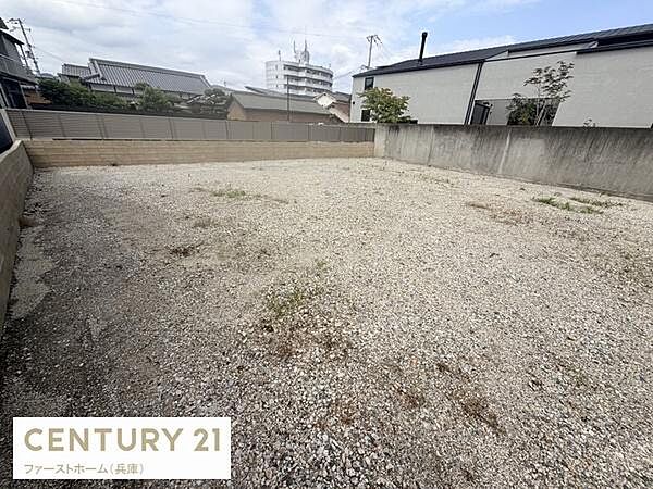 日当たりの良い現地土地写真です。周囲がフェンスで囲まれておりプライバシーが確保しやすい環境です。形が整っており計画が立てやすい土地です。落ち着いた周辺環境も魅力のひとつです。