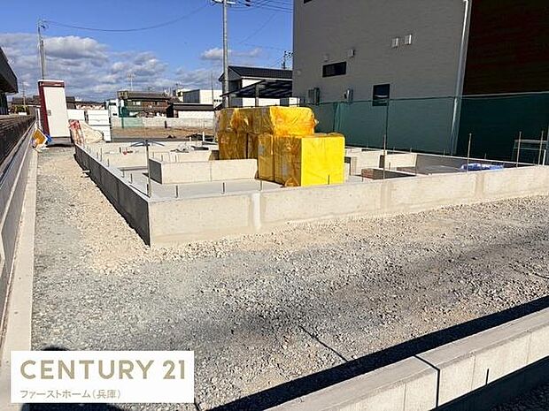 現地は陽当たりが良く開放感のある角地となっています。建築中のためご自身の好みで仕上げる楽しみがあります。周辺は落ち着いた住宅街の一角です。