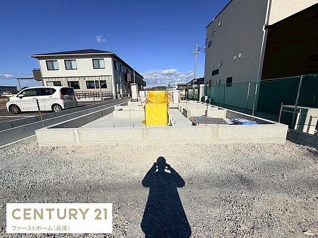 基礎工事が完了した土地の様子が確認できます。敷地内は整然と整備されています。近隣には住宅も立ち並び街並みが感じられます。日当たりの良さが特徴的です。駐車スペースも確保しやすい配置です。