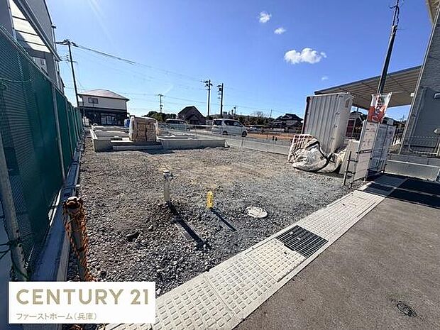 日当たりがしっかり確保できる開放感のある敷地です。前面道路も広く車の出入りがしやすくなっています。インフラ整備が進んでいるため今後の建築が安心です。土地の形状も整っており活用しやすいです。