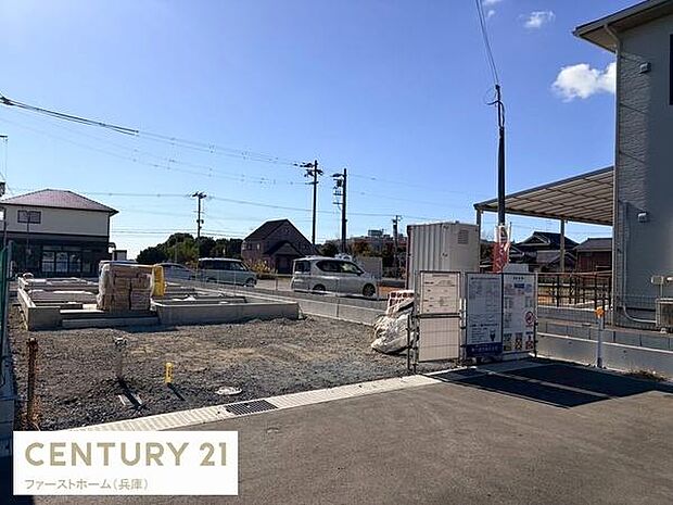 前面道路が広く車の出入りもスムーズに行えます。周囲の建物との距離感が確保されており開放的な雰囲気です。現地は現在建築中で将来の暮らしをイメージしやすい環境となっています。