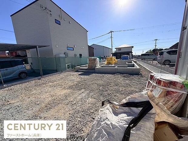 日当たりの良い立地で開放感を感じられます。前面道路が広く車の出し入れも便利です。周囲には新しい住宅が建ち並び整然とした環境です。資材が整然と管理されており工事の進行がしっかりしています。