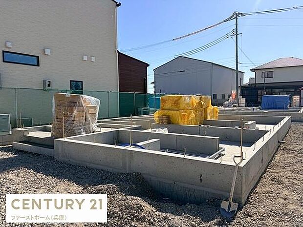 しっかりとした基礎工事が進行中の様子です。開放感のある敷地内で今後の建築計画が期待できます。資材も整然と準備されており施工現場の整理整頓が感じられます。安心感のある施工現場です。