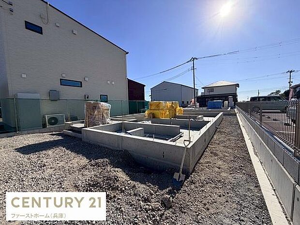 新築分譲地の基礎工事が進む現場です。開放感ある敷地で日当たりも良好です。建築中の様子を直接ご確認いただけます。周囲は静かな環境です。