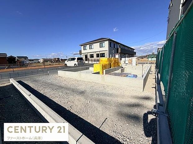 新築建築中の現場で基礎工事が丁寧に進められています。広々とした敷地で日当たりも良好です。周囲は見通しがよく落ち着いた雰囲気が感じられます。各区画の配置も分かりやすい作りです。
