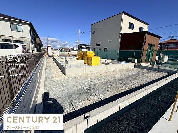 日当たりの良い立地にある建築中の物件で周辺も新しい住まいが並びます。建物の基礎がしっかりと施工されており安心感があります。道路に面しているため出入りも便利です。現地をご自身の目でご確認いただけます。