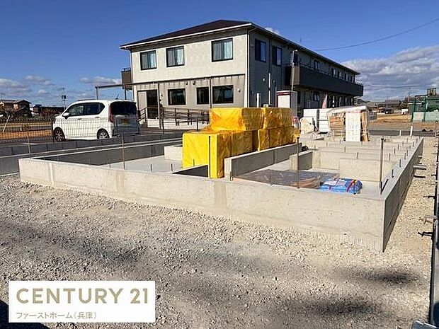 新築ならではの基礎工事が進行中の現場です。建物の土台がしっかりと造られています。角地に位置し開放感のある敷地です。周囲に住宅が並ぶ落ち着いた環境です。駐車スペースも確保しやすい広さがあります。