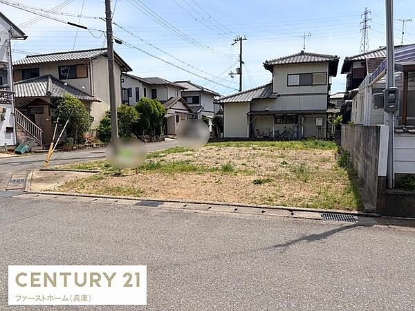 現地土地写真です。周辺には落ち着いた住宅が建ち並んでいます。前面道路が広く車の出入りもしやすい印象です。整形地でさまざまなプランに対応しやすそうです。
