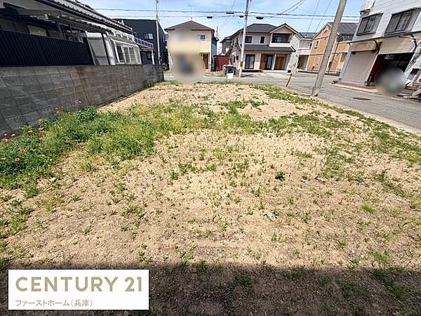 前面道路に面した現地土地写真です。周辺には住宅が建ち並ぶ環境で整形された敷地が広がっています。敷地内の様子が分かりやすく現地のイメージがつかみやすい写真です。現地をご検討中の方におすすめの一枚です。