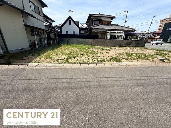 現地土地写真の通り周囲には住宅が立ち並んでいます。道路に面していてアクセスも良好です。整った区画で活用しやすい印象です。陽当たりも確保されています。