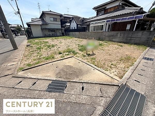 現地土地写真となります。角地に位置し道路へのアクセスが可能です。周囲には住宅が並び落ち着いた雰囲気が広がっています。敷地内は整形で使い勝手のよい形状です。境界も明確に確認できます。