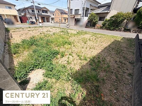 現地土地写真になります。周辺は住宅が建ち並ぶ落ち着いた環境です。道路に面しているため出入りがしやすい形状です。平坦な地勢が特徴で建築のプランが考えやすいです。日当たりの良い場所となっています。