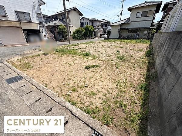現地土地写真の通り周辺は住宅が建ち並ぶエリアです。整形地で使いやすい形状が特長です。道路に面しているため車の出入りも便利です。周囲の住宅と調和した落ち着いた街並みとなっています。