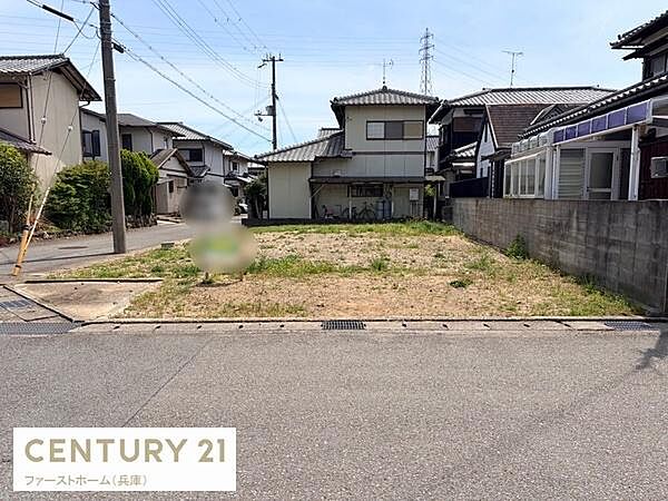 周辺には住宅が立ち並んでおり落ち着いた雰囲気が広がっています。間口が広く使いやすそうな現地土地写真です。道路に面しているため車の出入りもしやすい印象です。全体的に整った形状となっています。