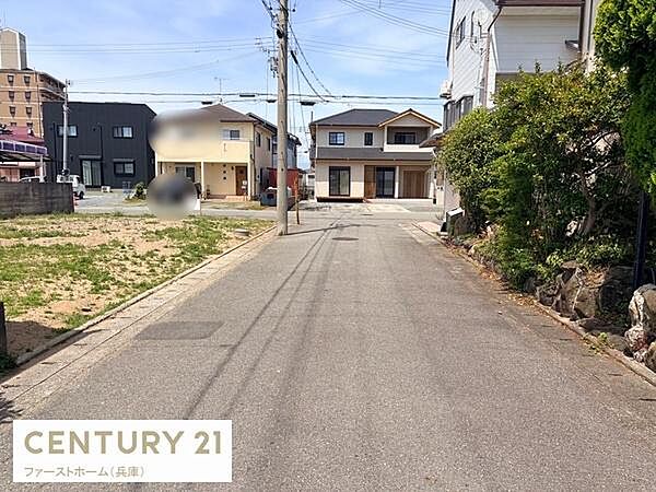 前面道路は幅員が確保されており車の出入りもしやすくなっています。周辺には住宅が並び整った街並みが広がっています。現地の様子がしっかりと確認できる写真です。