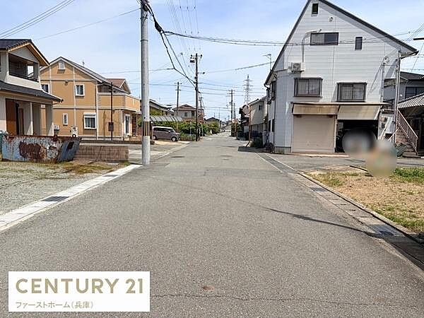 現地前面道路は幅員が広く車の出入りがしやすい造りです。舗装状態も整っており通行に便利です。周辺には住宅が立ち並び落ち着いた街並みが印象的です。電柱や配線もすっきりしていて整然とした雰囲気です。