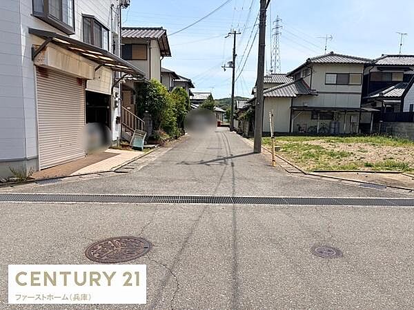 前面道路は幅員があり車の出入りがしやすい環境です。周囲には戸建てが立ち並び落ち着いた住宅街となっています。道路の舗装も整っているため日常の移動も安心です。静かな雰囲気が印象的な現地写真です。