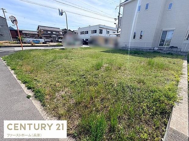 道路に面した整形地で日当たりが良好です。周囲には住宅が立ち並び落ち着いた雰囲気が感じられます。敷地はゆとりがあり使い方の幅が広がります。現地土地写真で状況をしっかりご確認いただけます。