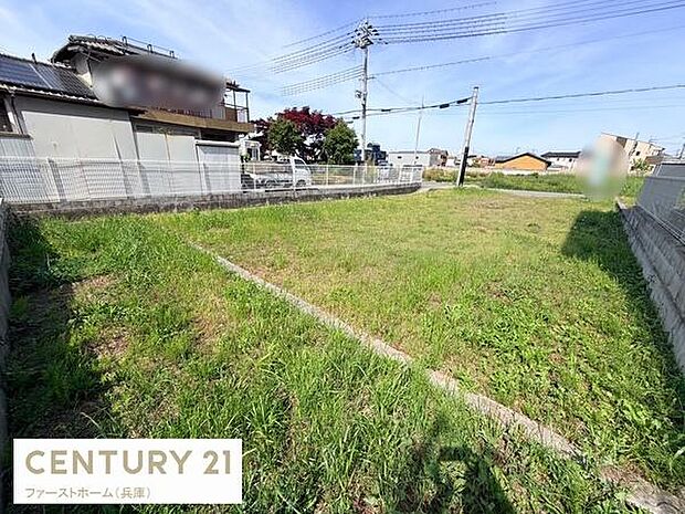 日当たりの良い開放的な現地土地写真です。周囲に住宅が建ち並び整った形状が特徴です。道路に面しており使いやすい区画です。広さをしっかりと感じられるスペースとなっています。