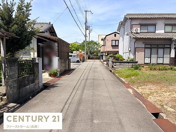 前面道路は幅員がしっかり確保されており住宅地として落ち着いた雰囲気に包まれています。周辺は緑も感じられ日当たりの良い現地です。道路状態も良好でアクセスに便利です。整備された前面道路が安心感を与えます。