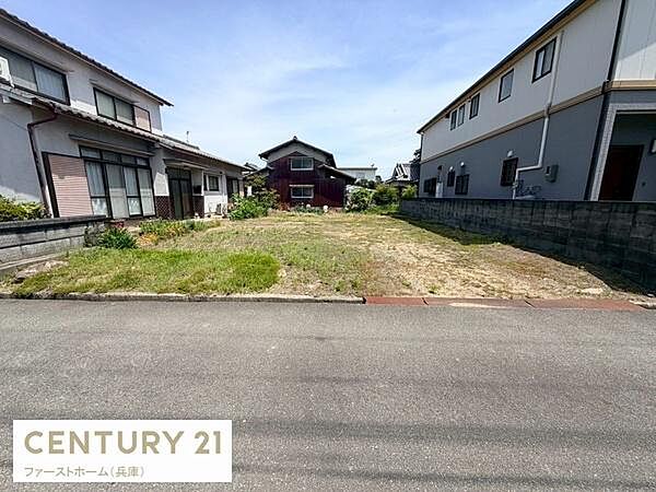 前面道路がしっかり整備されておりお車でのアクセスもスムーズに行えます。両隣に住宅が並んでいるため周囲とのバランスが取れた区画です。平坦な敷地となっておりますので建築プランも立てやすい環境です。