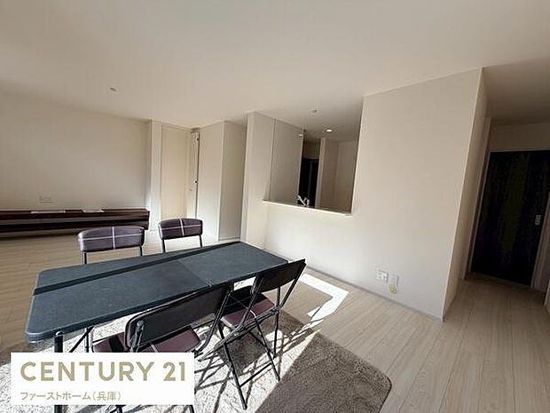 明るい光が差し込むリビングです。シンプルですっきりとした空間が広がっています。床材の落ち着いた色合いが特徴的です。開放感のある間取りとなっています。家具の配置もしやすいレイアウトです。