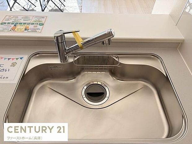 シンプルなデザインのステンレスシンクが備わっております。広めのシンクは使い勝手が良くお手入れも簡単です。水栓もシンプルな形状で扱いやすい仕様です。キッチンカウンターが手元をすっきりと見せてくれます。