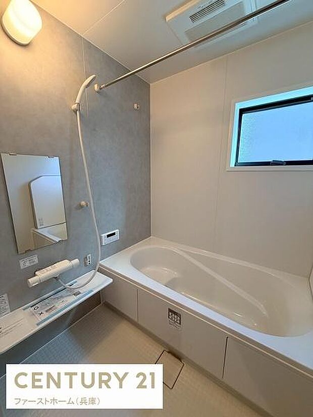 窓付きで明るい浴室です。シンプルなデザインが清潔感を演出しています。換気設備や鏡も備わっており使いやすい空間になっています。広さをしっかり感じられるレイアウトです。