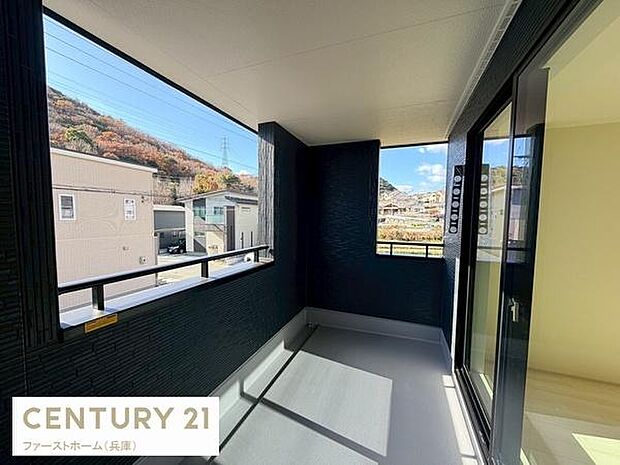 広々としたバルコニーは開放感のある空間が魅力です。しっかりとした屋根付きで天候の影響も受けにくい設計です。外の景色を楽しみながらリラックスできる環境が整っています。