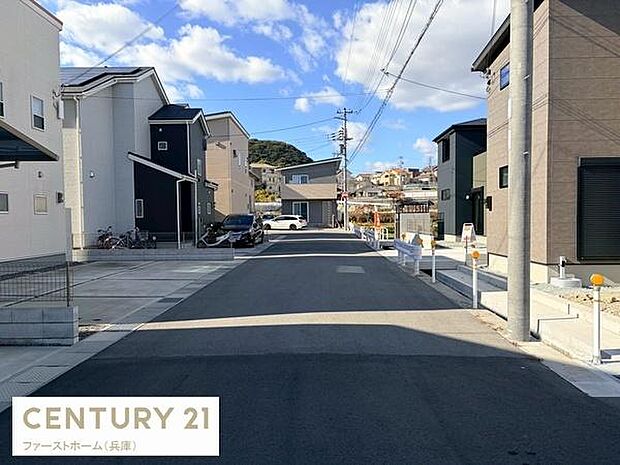 幅広い道路が整備されており車の出入りもスムーズに行えます。周囲には新しい住宅が立ち並び落ち着いた雰囲気の街並みです。電柱や歩道も整備されており住環境が整っています。