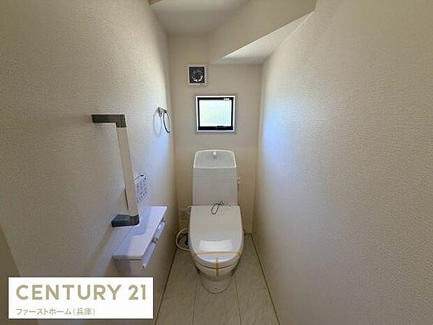 明るい窓付きのトイレが設けられており換気もスムーズです。手すりやペーパーホルダーなど使いやすさに配慮されています。シンプルなデザインで清潔感があります。