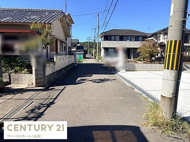 幅のある前面道路が特徴で車の出入りもしやすい環境です。周囲は住宅が並び整った街並みが見受けられます。電柱や舗装された道路が便利な生活をサポートします。日当たりも良好で明るい雰囲気です。
